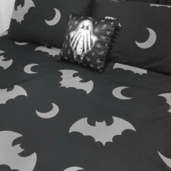 Brand new 😀 HELLS BLANKETS Bats Creature Of The Night | KING QUILT SET* ❤️ 15 Brand new 😀 HELLS BLANKETS Bats Creature Of The Night | KING QUILT SET* ❤️ -Spooky Stuff Store 20210706 192629 700x700